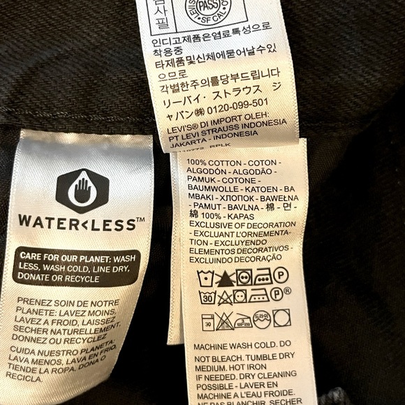 Levi’s High Waisted Mom Jean Black Destruction 100% Cotton Size: 27 - Picture 7 of 9